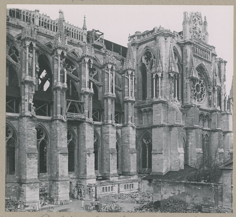 Façade sud et croisillon sud du transept ; Au premier plan, chantier, dépôt lapidaire