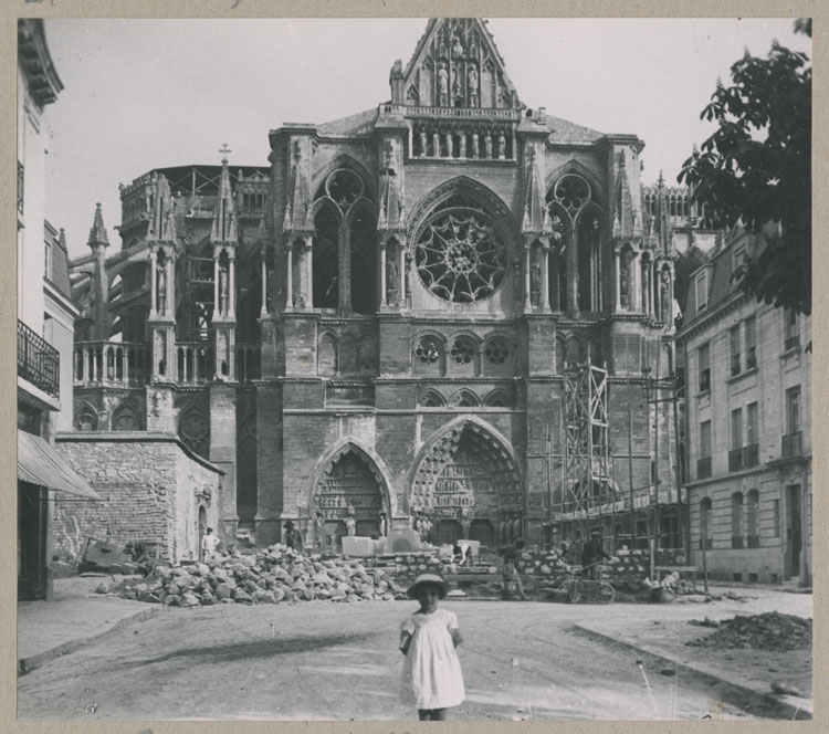 Le croisillon nord du transept depuis la rue du Préau ; Chantier de reconstruction