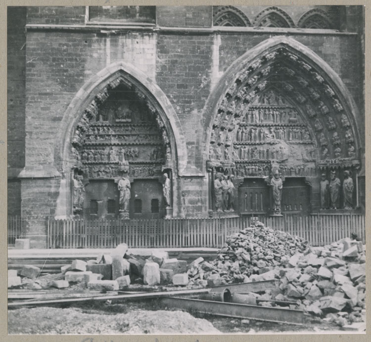 Façade nord, portails du Jugement dernier et des Saints ; Chantier de reconstruction