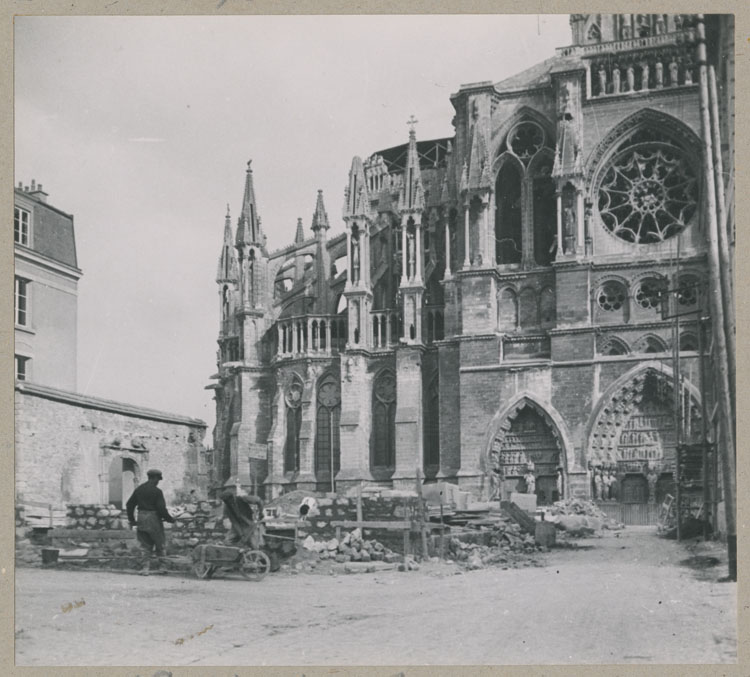 Le chevet et le croisillon nord du transept depuis la rue du Préau ; Chantier de reconstruction