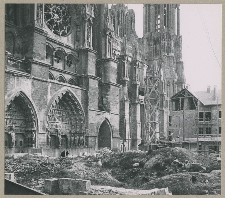 Façade nord depuis la rue du Cloître ; Le croisillon nord du transept et la tour nord ; Chantier de reconstruction