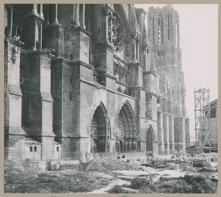 Le croisillon nord du transept et la tour nord, depuis la rue du Cloître ; Chantier de reconstruction