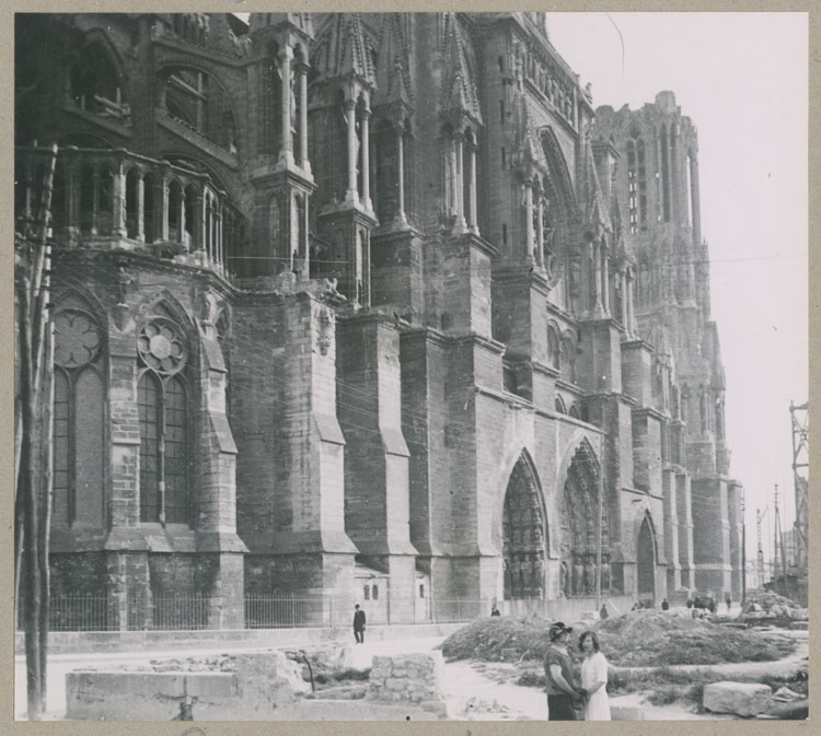 Le croisillon nord du transept et la tour nord, depuis la rue du Cloître ; Chantier de reconstruction