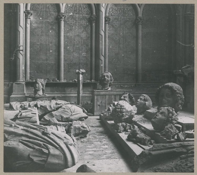 Têtes d'anges et fragments de sculptures entreposés dans la chapelle axiale