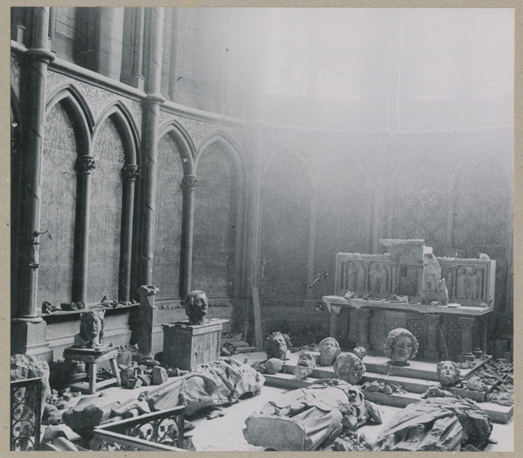 Têtes d'anges et fragments de sculptures entreposés dans la chapelle axiale ; Sur l'autel, le groupe sculpté trouvé 10 rue Robert-de-Coucy