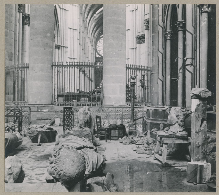 Fragments de sculptures entreposées dans la chapelle axiale