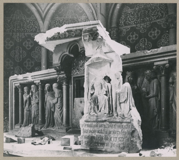 Groupe sculpté posé sur l'autel de la chapelle axiale ; Fragment trouvé dans les restes de l'ancienne salle capitulaire, 10 rue Robert-de-Coucy