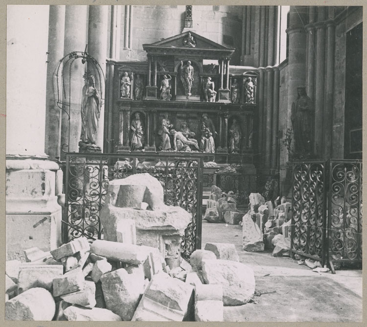 Transept, croisillon sud, côté est : chapelle Saint-Jean et le retable de l'autel des Apôtres ; Au premier plan, dépôt lapidaire