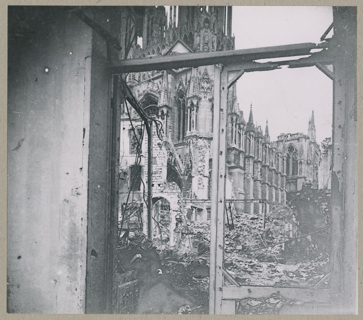 Façade sud, depuis les ruines d'une maison rue des Fusilliers