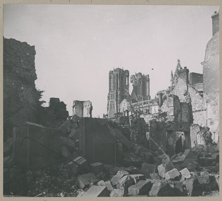 Les tours et la façade sud ; Au premier plan, ruines d'une maison rue de l'Université