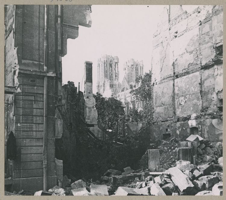 Les tours et la façade sud ; Au premier plan, ruines d'une maison rue de l'Université