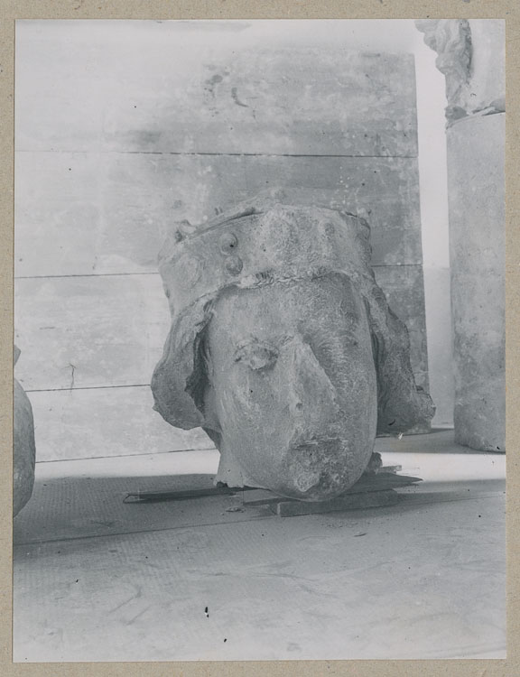 Statue : tête de roi mutilée, provenant de la cathédrale