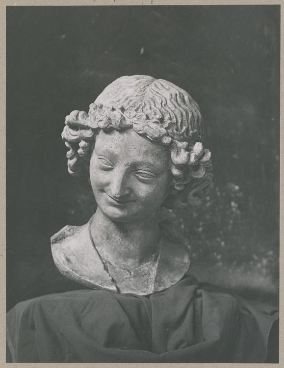 Statue : tête de l'ange au sourire, de face