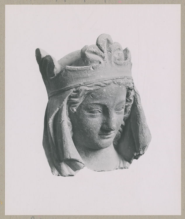 Statue : tête de Bethsabée, de face, provenant de l'arc ogival de la grande rose, façade ouest de la cathédrale