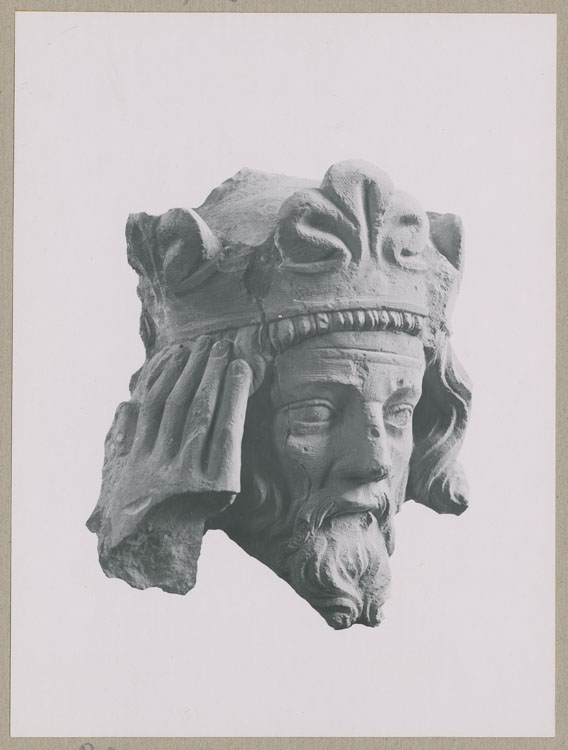 Statue : tête de roi, trois quarts face, provenant de la cathédrale