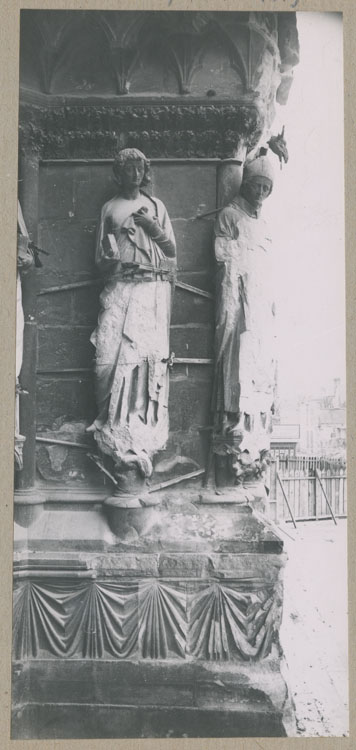 Façade ouest, porche nord, ébrasement droit : statues de Jean et Rigobert