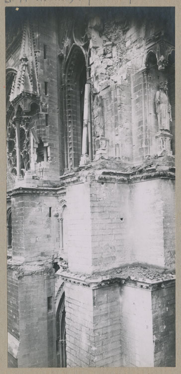 Transept, croisillon sud : contreforts détériorés par les bombardements, depuis l'escalier de la chapelle archiépiscopale