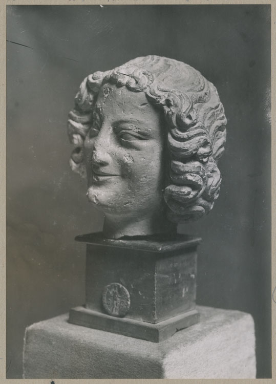 Statue : tête d'ange souriant, trois quarts face, provenant du porche nord de la façade ouest de la cathédrale