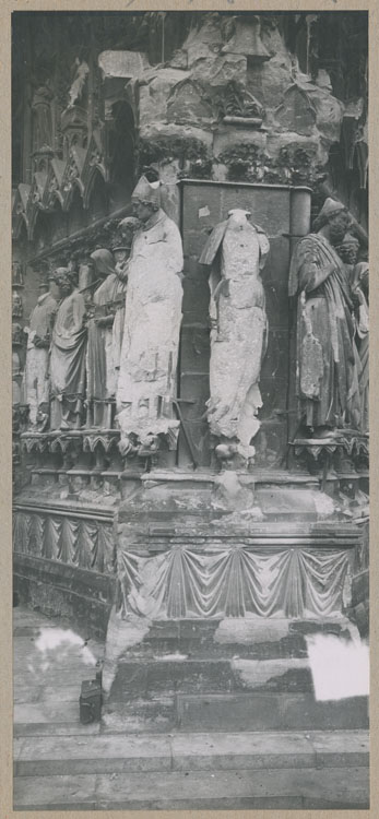 Façade ouest : éperon entre les porches central et nord ; Statues de saint Rigobert et de la reine de Saba, décapitée par les bombardements