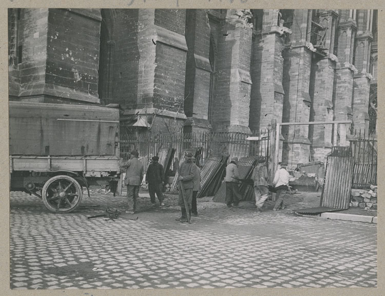 Déchargement place du Parvis de tôles ondulées pour la toiture provisoire de la cathédrale