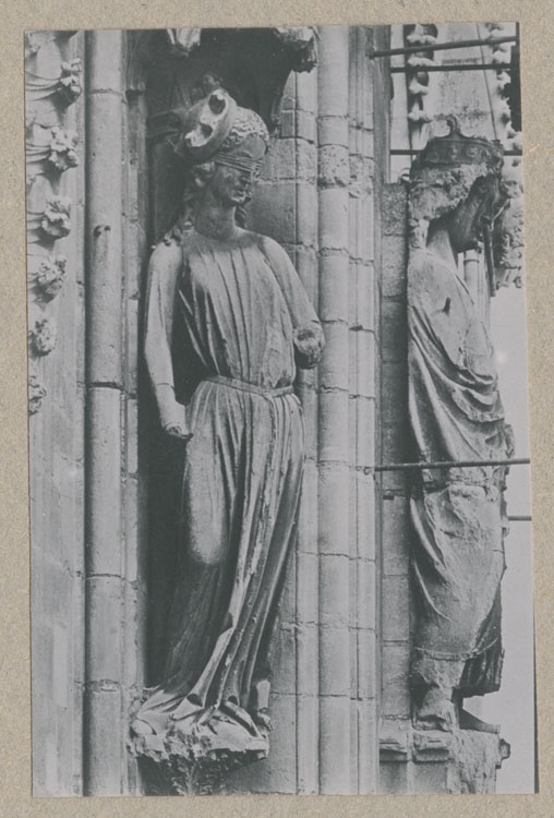 Transept, croisillon sud, côté droit : statues de la Synagogue et de Louis le Gros