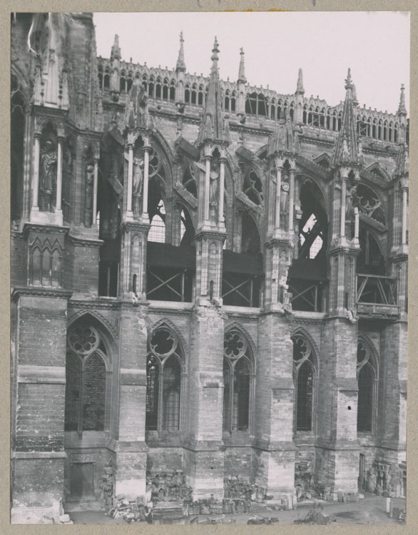 Façade sud : pinacles et contreforts détériorés par les bombardements ; Toiture provisoire