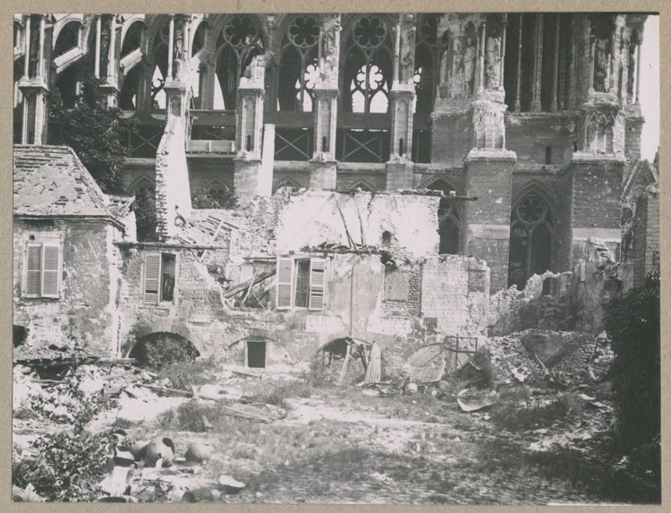 Façade nord et l'ancienne salle capitulaire, 10 rue Robert-de-Coucy, sous les ruines de la maison Clignet