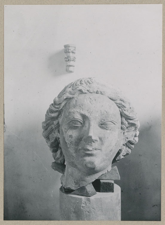 Statue : tête d'ange souriant, de face, provenant de la cathédrale