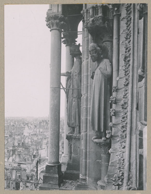 Transept, croisillon nord : statues sur le côté gauche de la rose, Adam et Philippe-Auguste