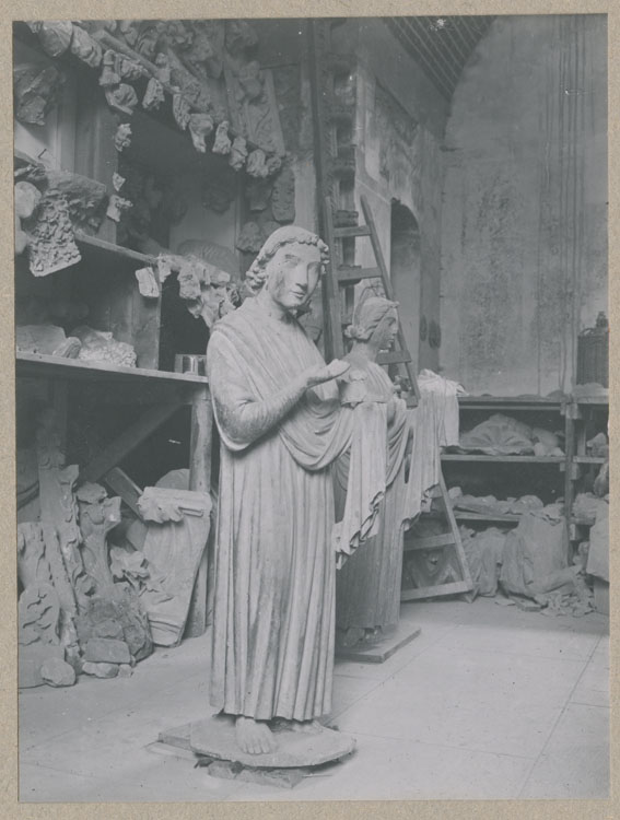 Statues trouvés cachées derrière le tambour de la porte nord de la cathédrale