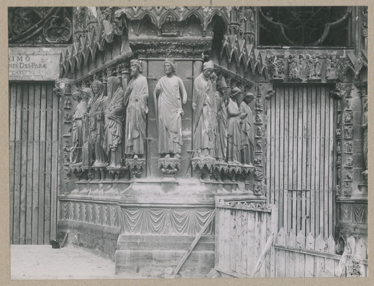 Façade ouest : éperon entre les porches central et sud ; Statues de David ou Zacharie, et Rémi