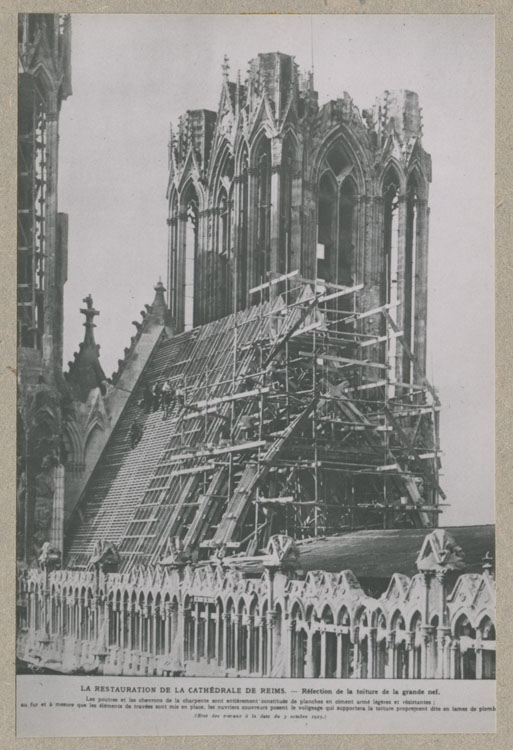 Nouvelle toiture de la nef en cours de chantier, depuis le croisillon sud du transept ; Charpente et couverture