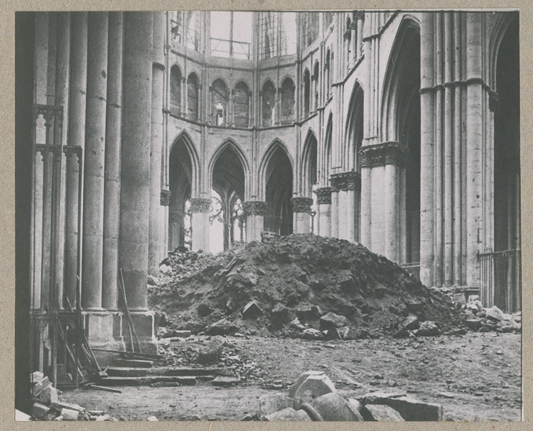 Le choeur après les bombardements, vu du croisillon nord du transept ; Le maître-autel sous les débris de la voûte