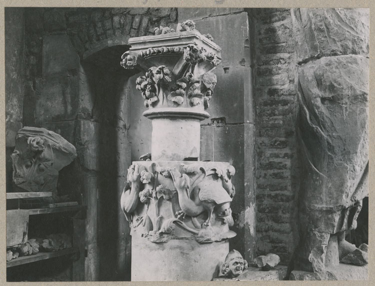 Chapiteaux du triforium provenant du désaxement du pilier sud-est de la croisée du transept