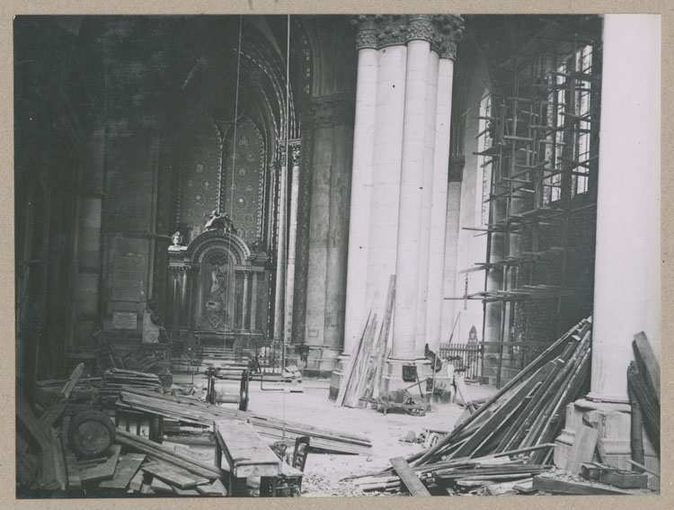 La chapelle de la Vierge et le croisillon nord du transept ; Chantier de construction du mur de séparation de l'église provisoire