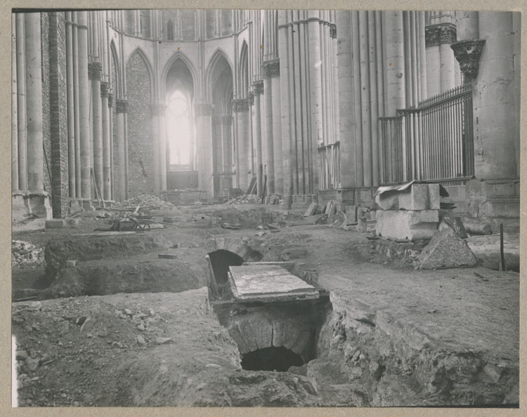 Chantier de fouilles archéologiques dans le choeur et de la croisée du transept : tombeaux de l'archevêque Adalbéron et, au deuxième plan, de Gervasius supposé