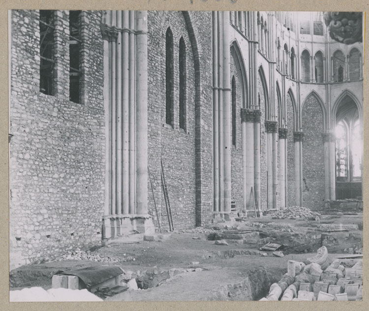 Le mur de séparation de l'église provisoire dans le choeur, depuis la croisée sud du transept ; Au sol, fouilles archéologiques