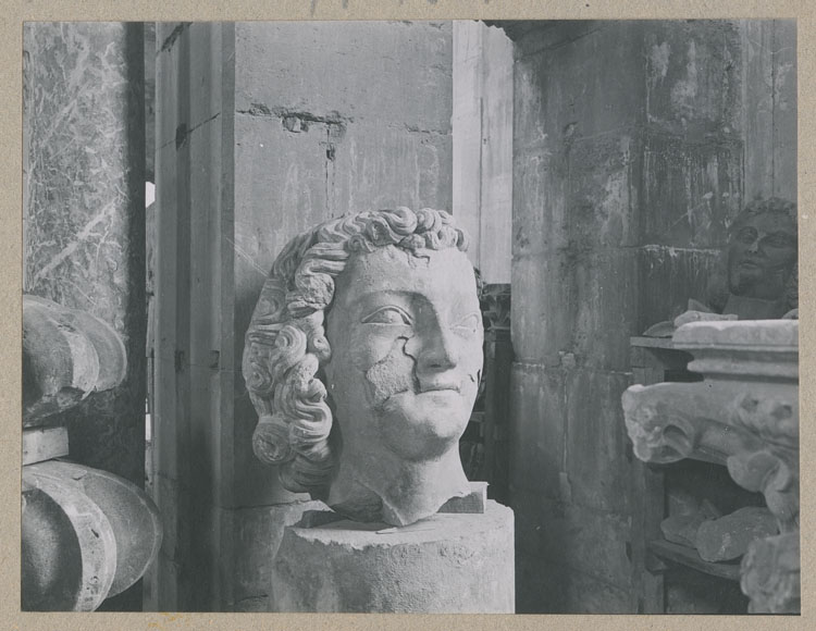 Statue : tête d'ange, de face, provenant de la cathédrale