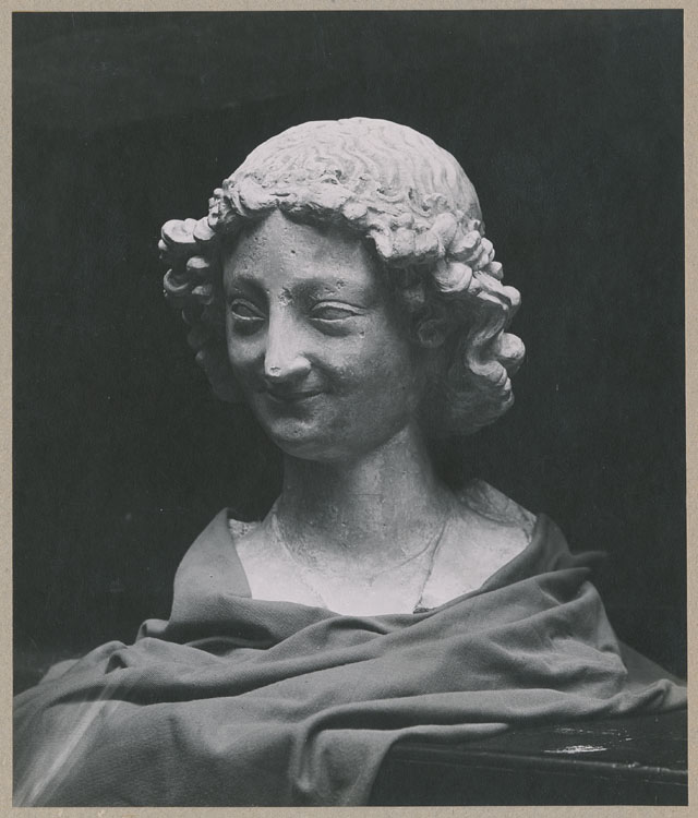 Statue : tête de l'ange au sourire, trois quarts face