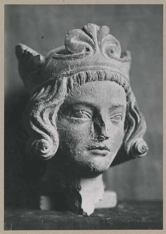 Statue : tête de roi, de face, provenant de la cathédrale