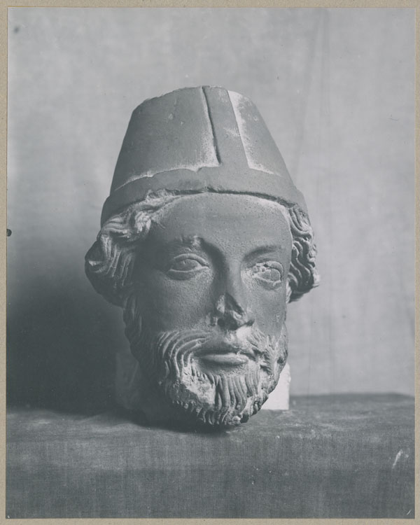 Statue : tête d'homme, de face, provenant de la face est de la tour nord de la cathédrale