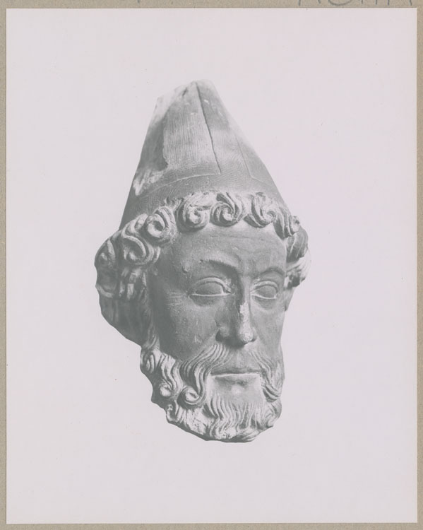 Statue : tête d'homme, de face, provenant de la face est de la tour nord de la cathédrale