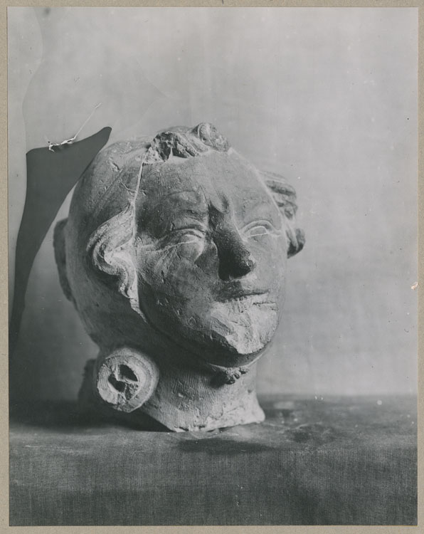 Statue : tête de marmouset, de face, provenant de la cathédrale