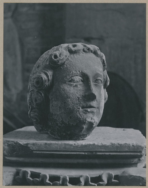 Statue : tête d'homme, trois quarts face, provenant de la cathédrale