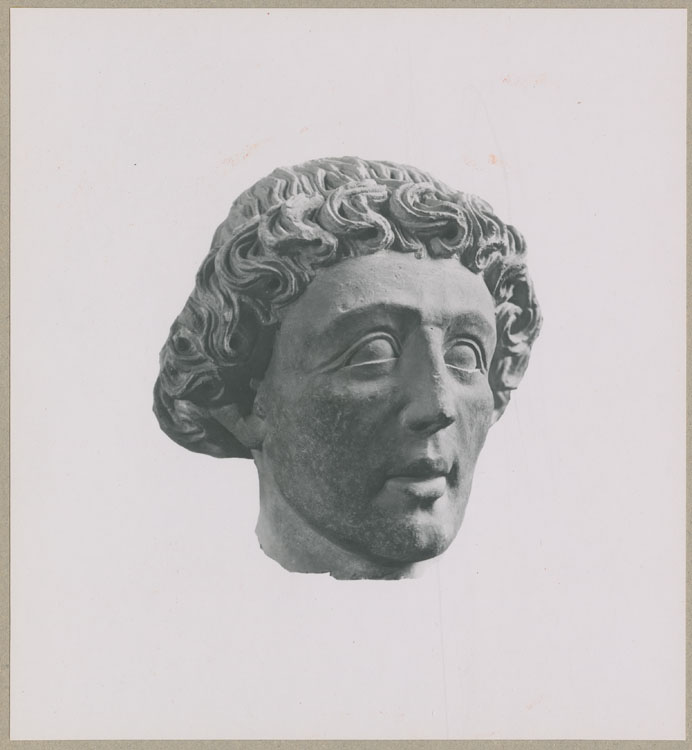 Statue : tête d'homme, trois quarts face, provenant de la face est de la tour nord de la cathédrale