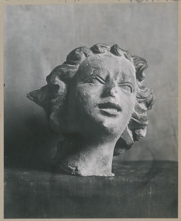 Statue : tête, de face, provenant de la cathédrale