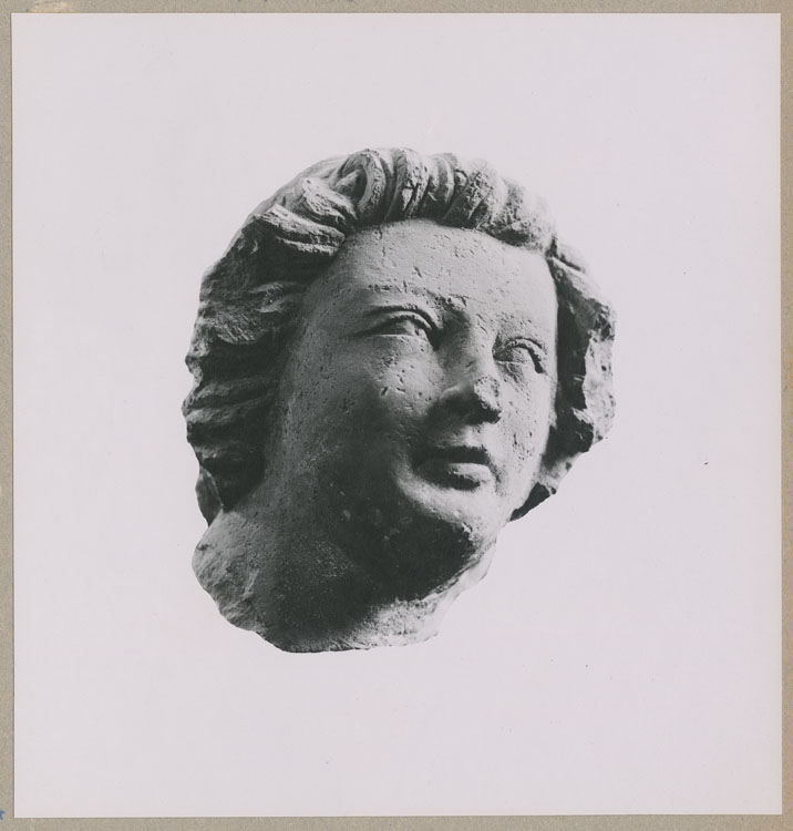 Statue : tête, de face, provenant de la cathédrale