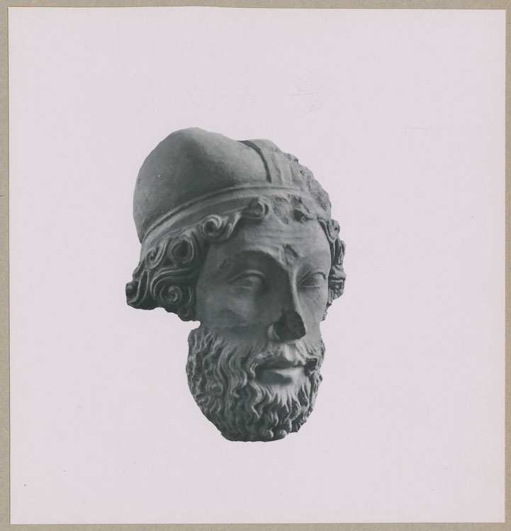 Statue : tête d'homme, de trois quart face, provenant de la face est de la tour nord de la cathédrale