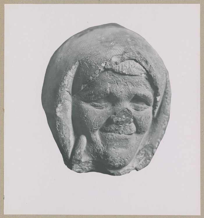 Statue : tête de femme, de face, provenant de la cathédrale