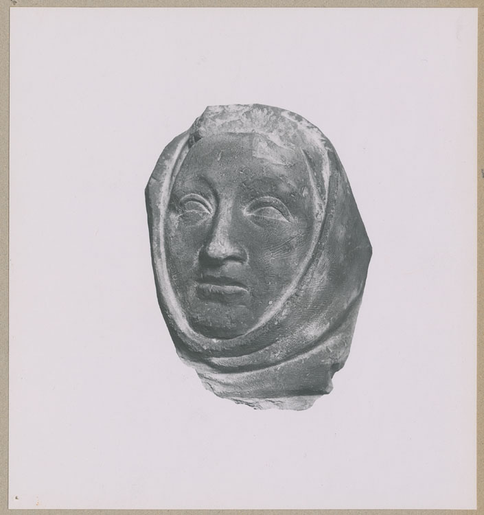 Statue : tête de femme, de face, provenant de la cathédrale